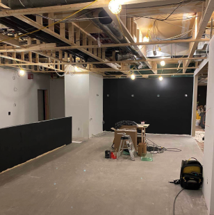 Chantier de peinture commerciale avec murs noirs et plafond industriel