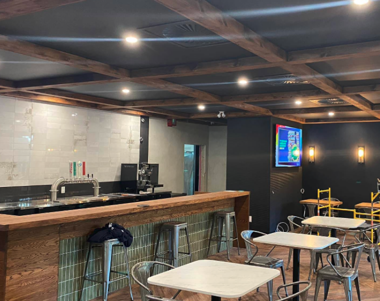 Intérieur commercial moderne avec plafond en bois et espace bar