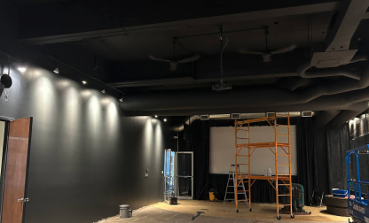 Chantier intérieur avec murs noirs et équipement de peinture