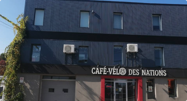 Bâtiment avec revêtement extérieur fraîchement peint
